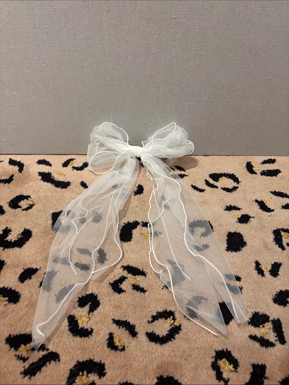 Source Unknown Sheer White Organza Ribbon Bow with Flowing Tails